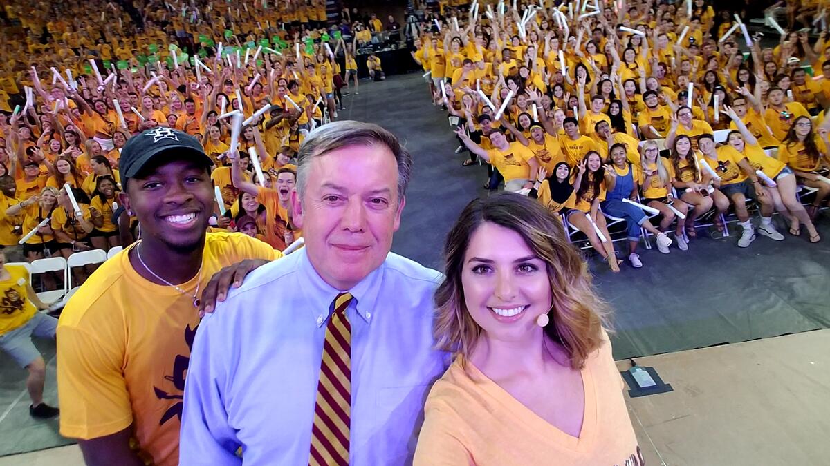 ASU President Michael Crow takes a selfie with student leaders and new freshmen